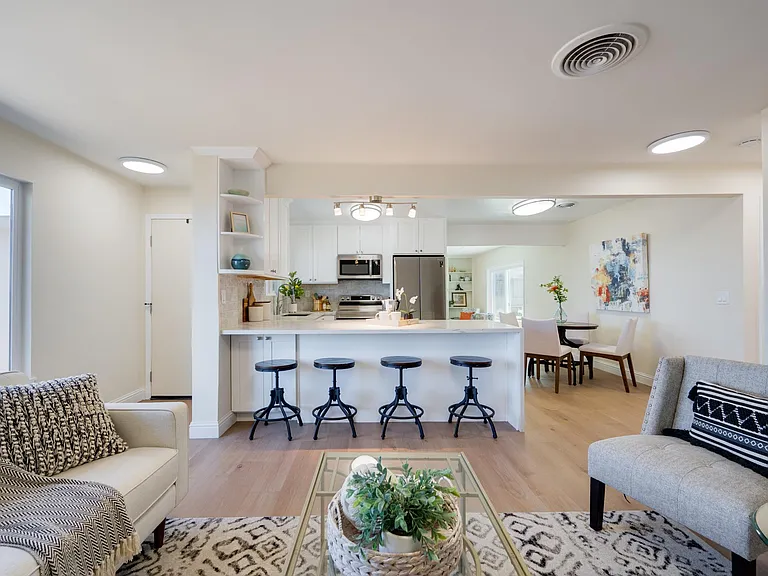490 Jean Cir — Photo 1