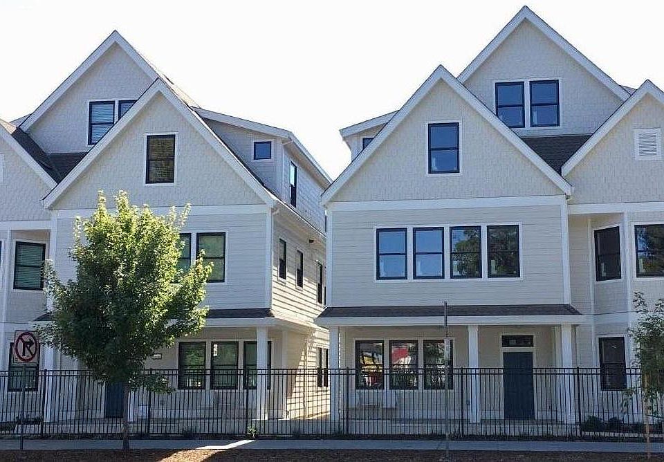 Manor Flats is a new, gated community on a manicured 1/2 acre lot in the heart of the downtown historic distance.