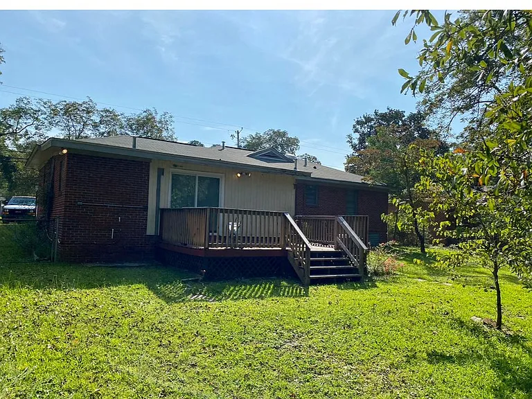 527 Englewood Dr — Photo 3