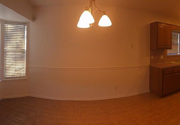 Nice size nook area.