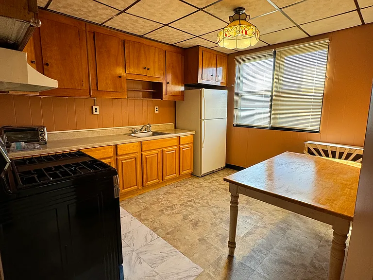 381 Woodlawn Ave #2 — Photo 6