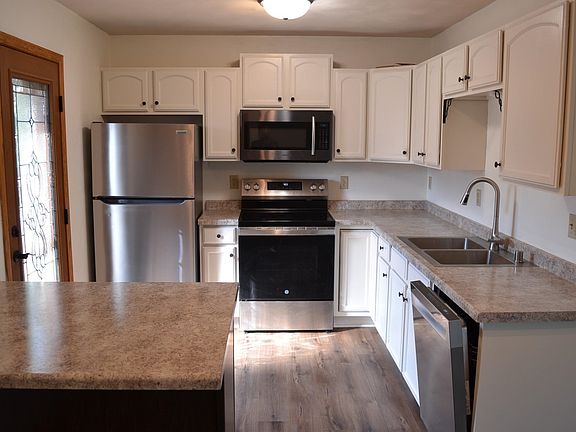 3rd image of 40 Rolling Green Cir