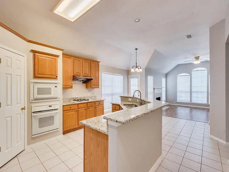 2509 Hunters Run Dr — Photo 8