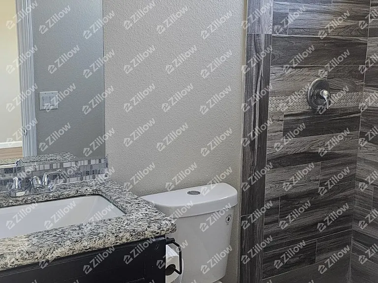 Master room bathroom