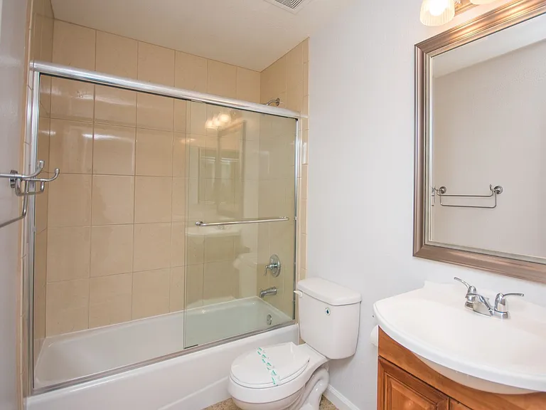 637 Beverly Pl — Photo 6