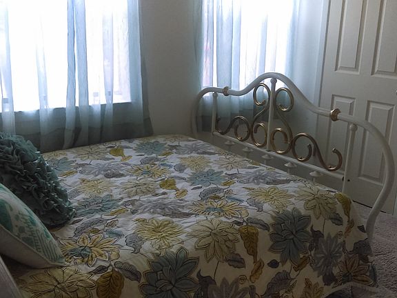 5th image of 203 E Bluebriar Dr