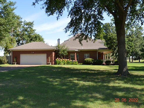 4th image of 304 West Lake Dr