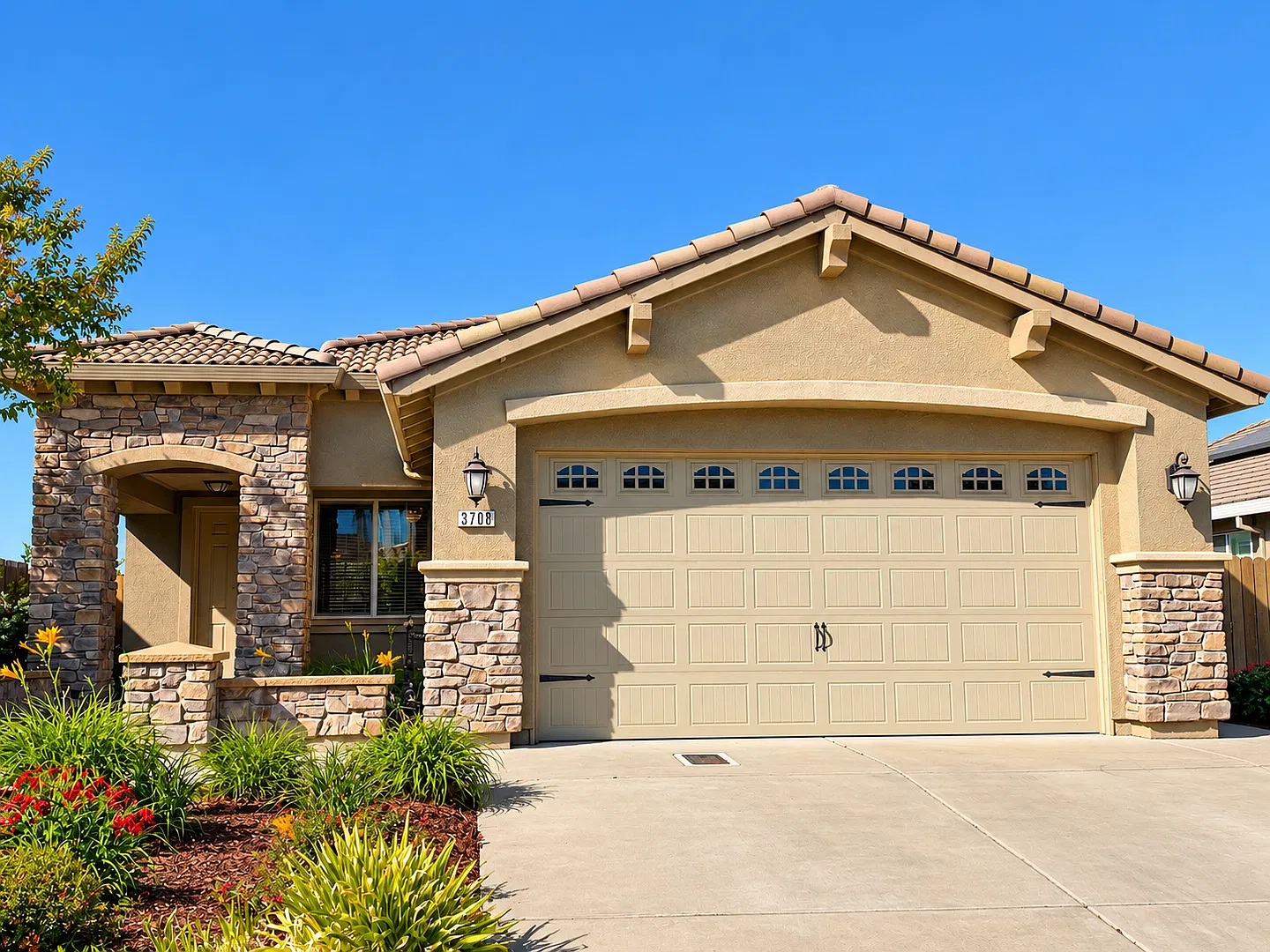 Solar Included! Spacious, Updated Roseville Home With Bonus Rooms — Photo 2
