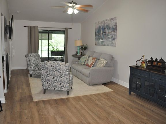 4th image of 556 Breckenridge Vlg Unit 210