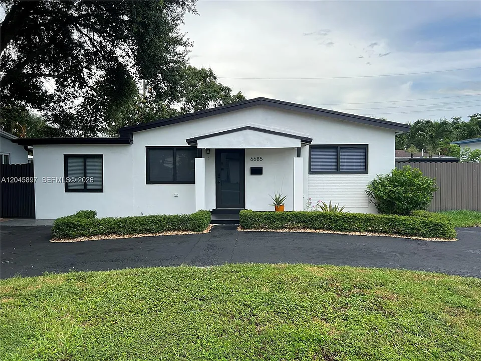 6685 NW 38th Ter