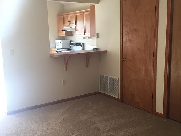 opening from kitchen into dining area