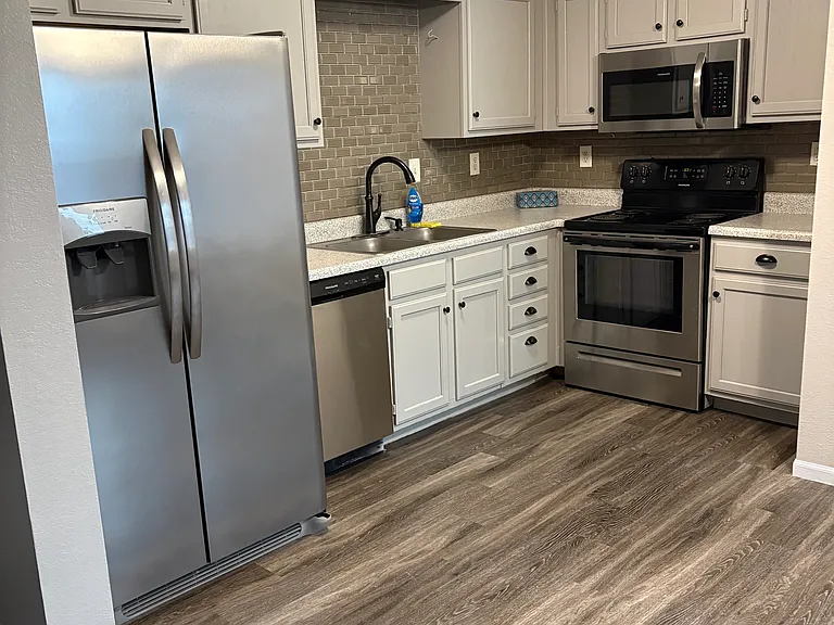 1282 NW Phelps Ct — Photo 4