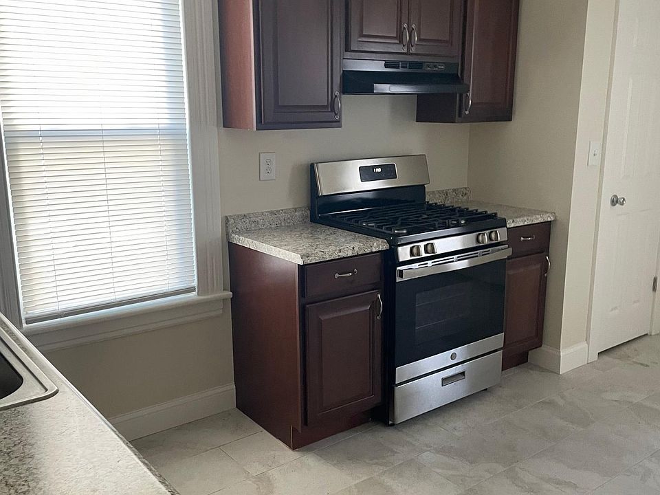 2nd image of 465 Putnam St #1