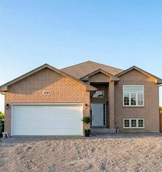 1097 Aspen Ridge Cres — Photo 1
