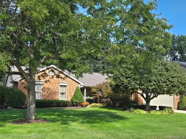 21452 Parklane St, Farmington, MI 48335