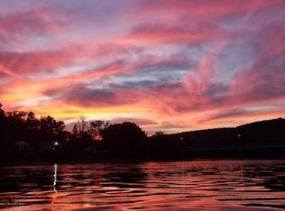 421 River Rd, Falls, PA 18615