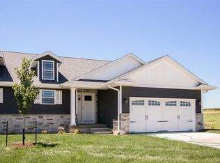 1411 Applewood Dr, Fairfax, IA 52228
