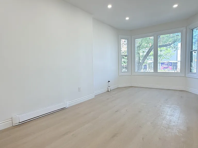 691 Ouellette Ave #4 — Photo 3
