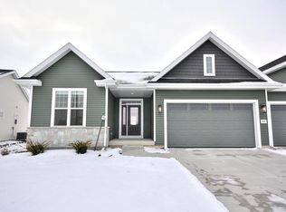 1017 Elderberry Rd, Oconomowoc, WI 53066