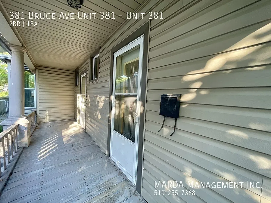 Charming 2 Bed/1bath Main Unit Downtown Windsor + Hydro & Gas — Photo 3
