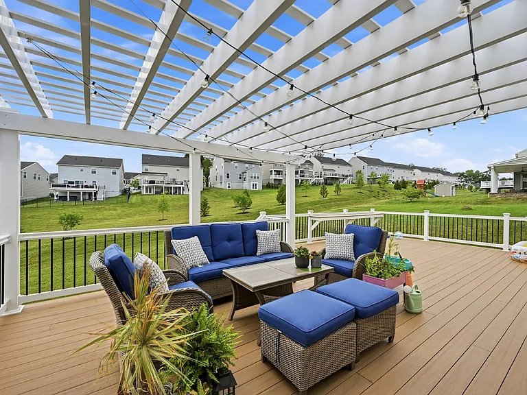 Deck with 16X16 paragola