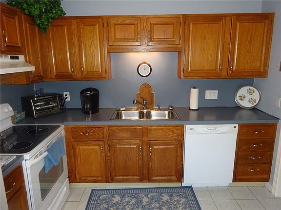 5th image of 12 Trellis Dr