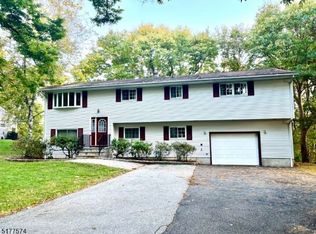 16 Hillside Dr, Clinton, NJ 08809