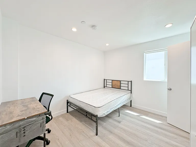 1363 W 35th St #9 — Photo 23