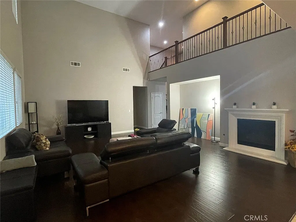 4 bed, 3620 sqft, $4,200 — Photo 4