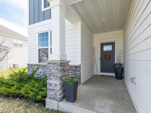 4th image of 9055 Lakeside Dr