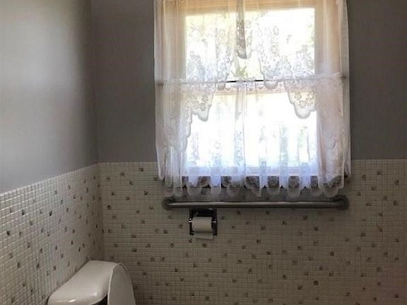 5th image of 442 Ash St