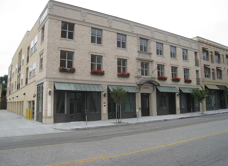 255 W 7th St #20