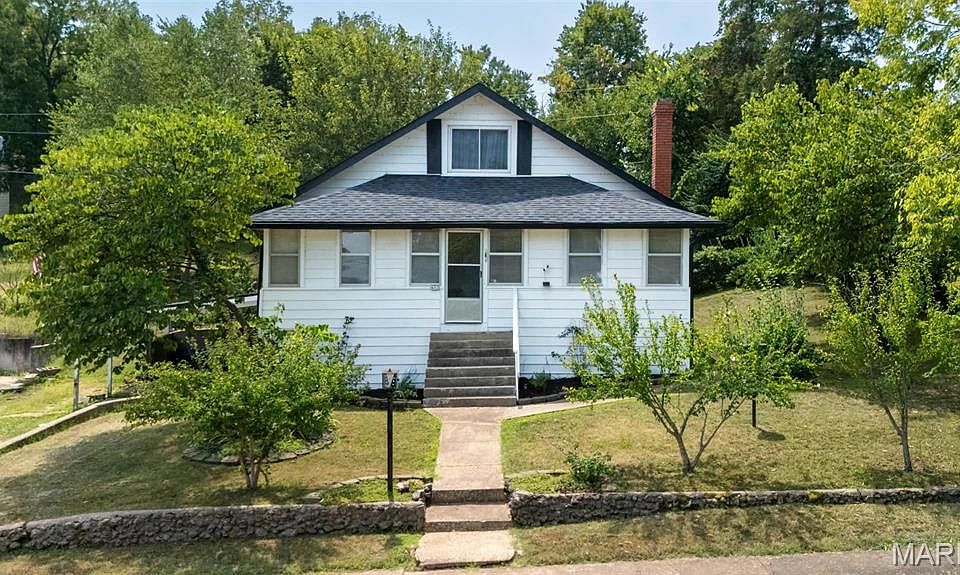 1st image of 402 Fort St