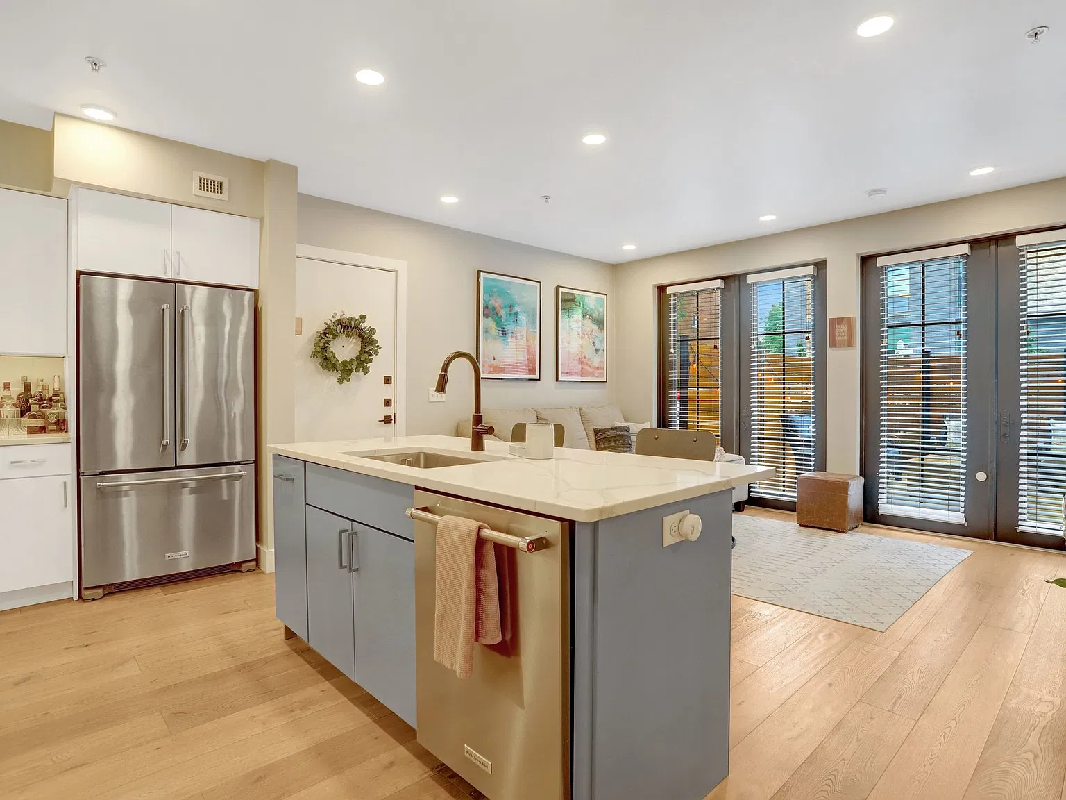 Huge open kitchen w/quartz
countertop bar