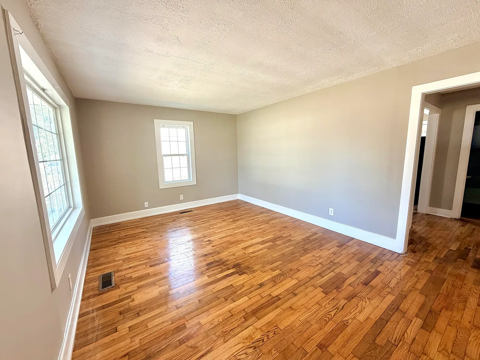 3 bed, 1.0 bath, 1160 sqft, $1,100 — Photo 2