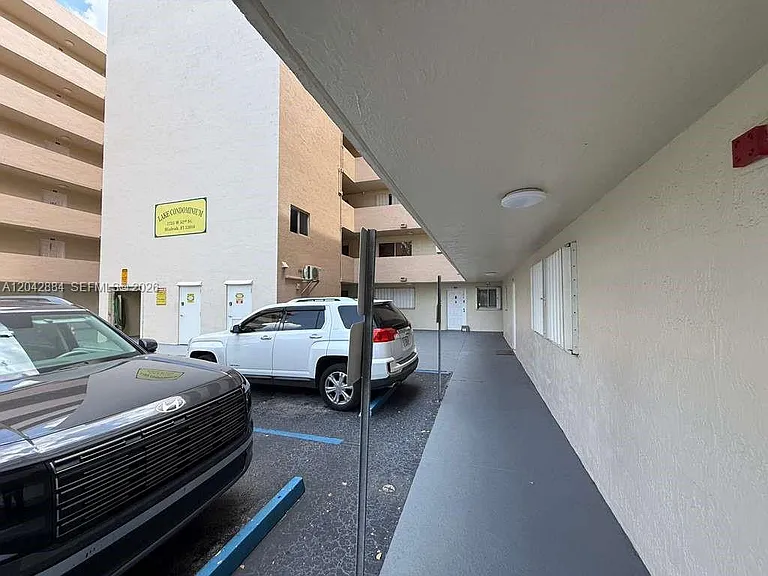 2735 W 52nd St #109 — Photo 2