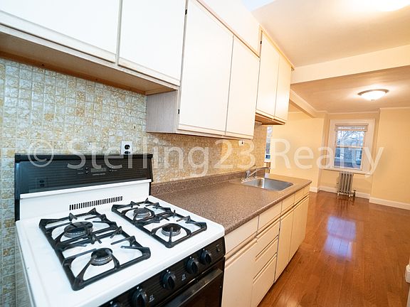 2nd image of 21-28 28th St #3