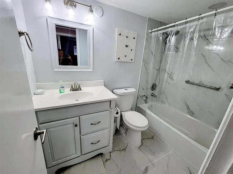 9411 N Hollybrook Lake Dr #209 — Photo 6