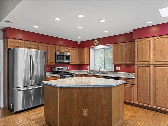 5th image of 381 Fourneau Way