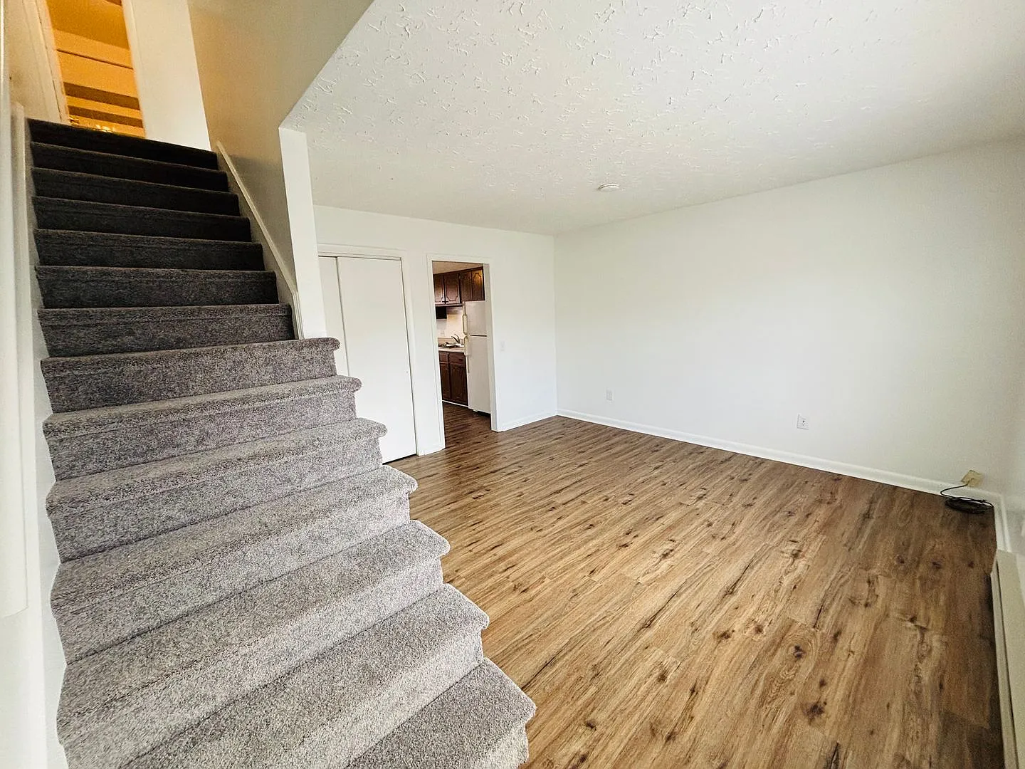 2 Bedroom, 1.5 Bath Apartments — Photo 2