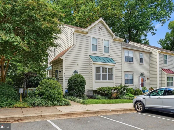 2 Waterside Ct, Germantown, MD 20874