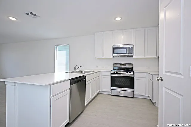3 bed, 2.5 bath, 1360 sqft, $1,295 — Photo 2