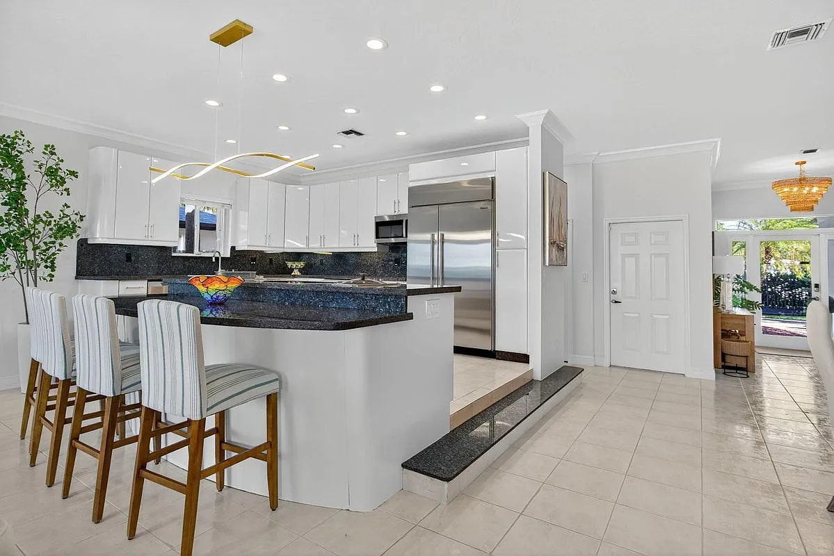 3 bed, 2.0 bath, 2094 sqft, $12,000 — Photo 3