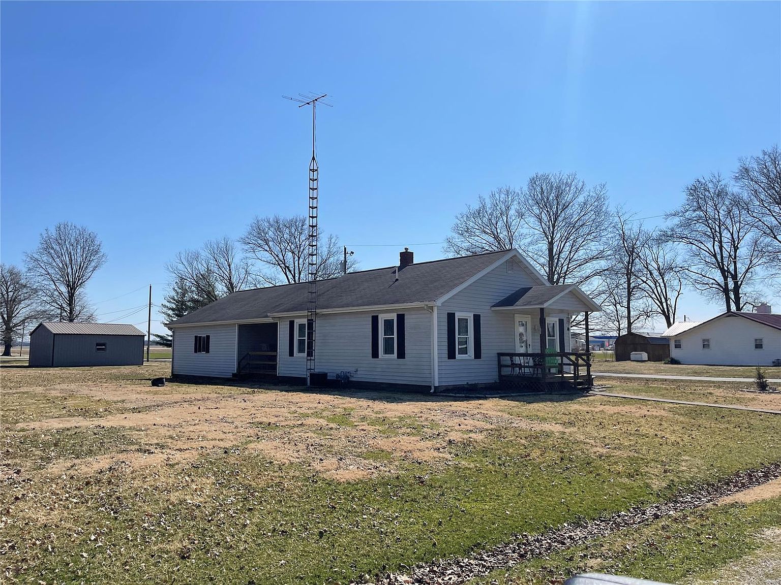 201 S Elm St, Patoka, IL 62875 Zillow