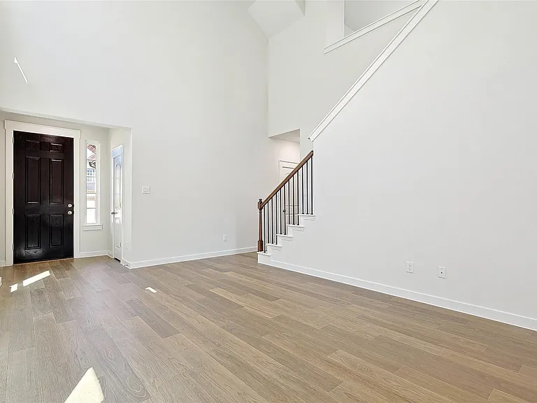623 Russell Dr — Photo 5