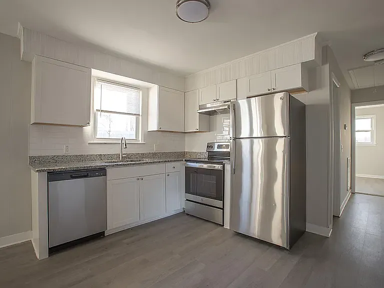 305 Kenmore Dr — Photo 2