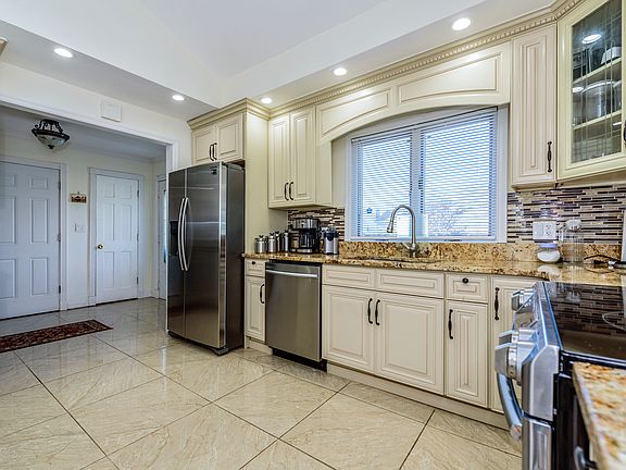 4th image of 83 Brentwood Ln