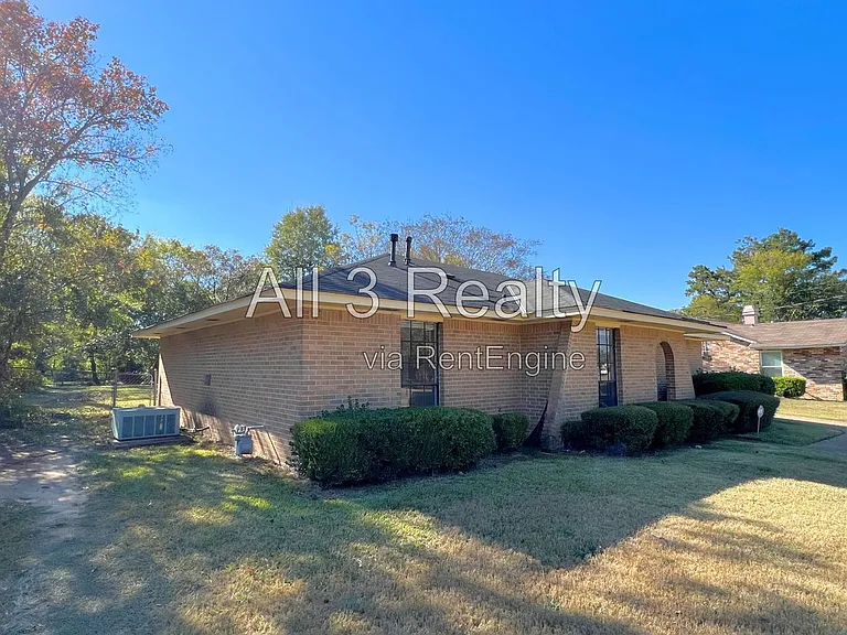 561 Dunbarton Rd — Photo 3