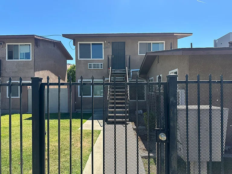 3306 N Maple Ave — Photo 1