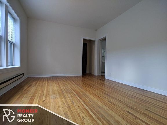2nd image of 3824 N Fremont St #3823E3